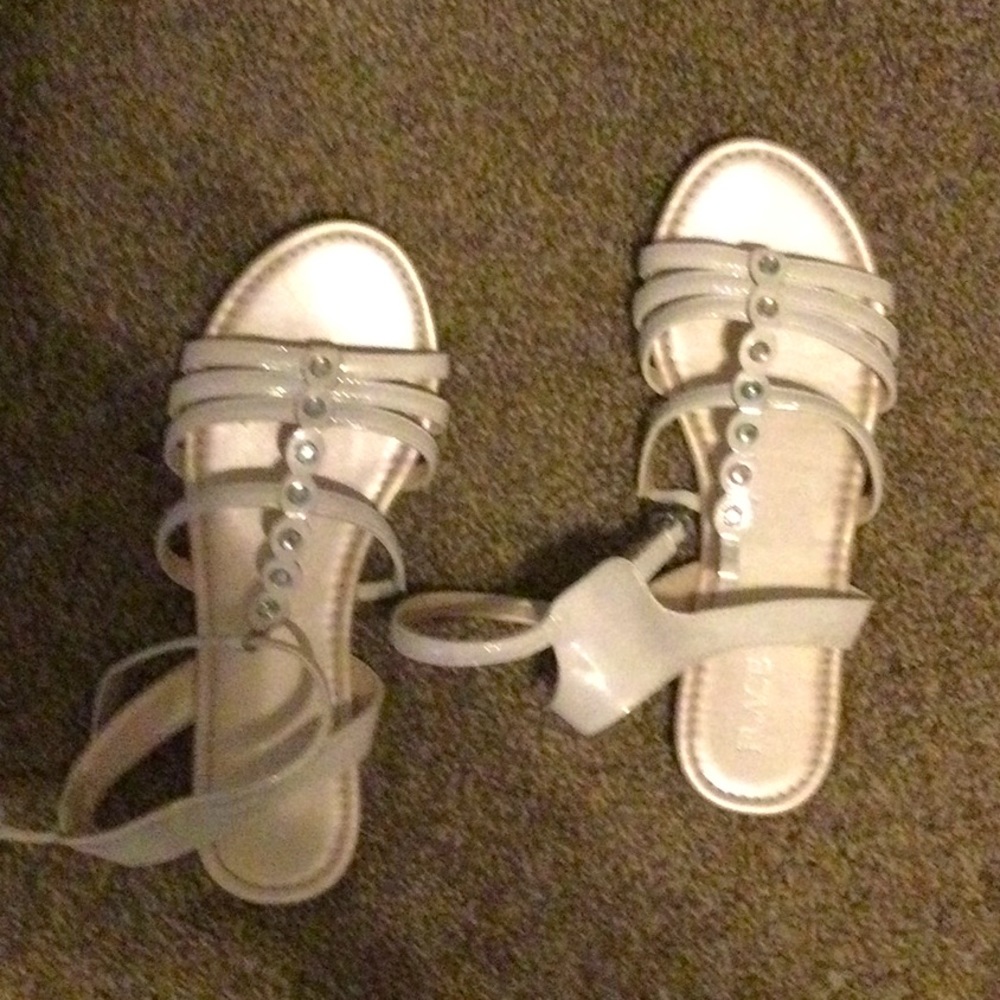 Children’s Place sandals. Sz.6. Cream GU.